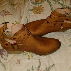 Betsey Johnson size 7 1/2 leather ankle boots